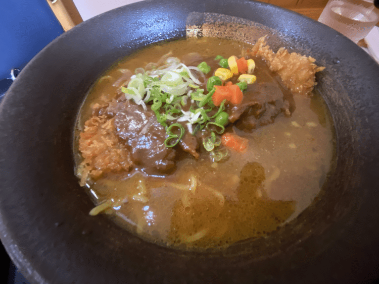 『ドライブインあらた』のカツカレーラーメン