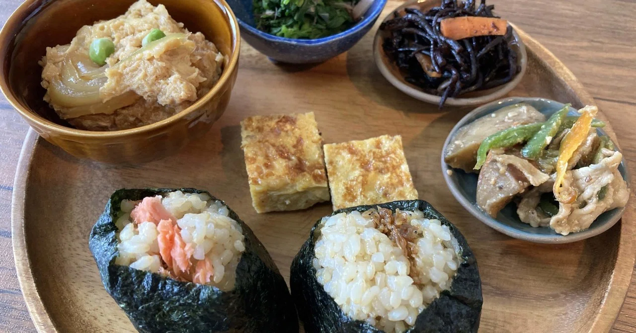 メシ部！おにぎり🍙と玉子焼きだけ買うつもりがおかずセットも買っ