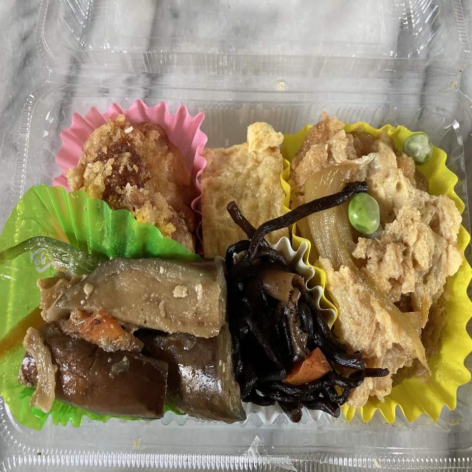 メシ部！おにぎり🍙と玉子焼きだけ買うつもりがおかずセットも買っ