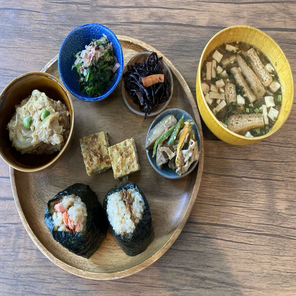 メシ部！おにぎり🍙と玉子焼きだけ買うつもりがおかずセットも買っ