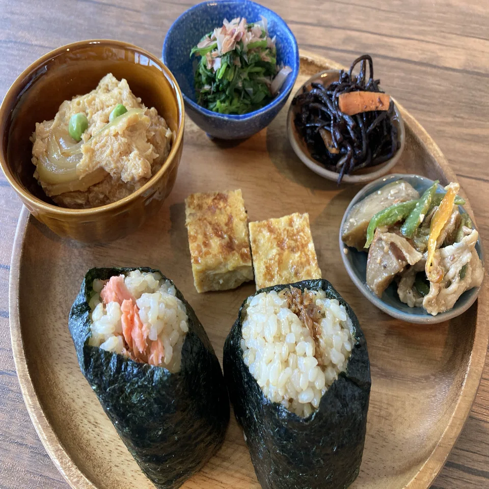 メシ部！おにぎり🍙と玉子焼きだけ買うつもりがおかずセットも買っ