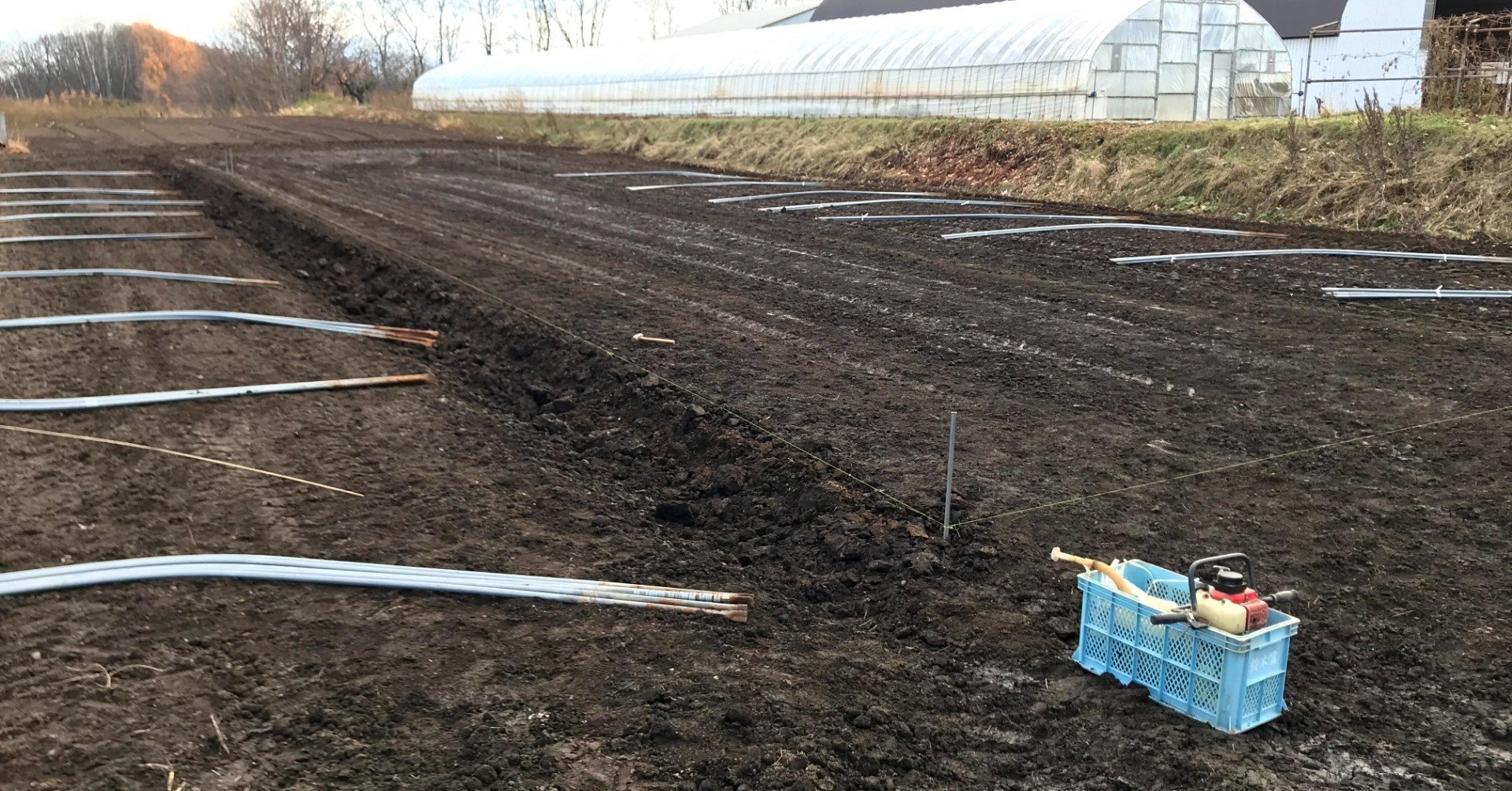 ビニールハウス建設2 アーチパイプを突き刺す 吉田拓実 さいこうファーム Okhotsk Bihoro Note ビニールハウス建設2 アーチパイプを突き刺す 吉田拓実 さいこうファーム Okhotsk Bihoro Note