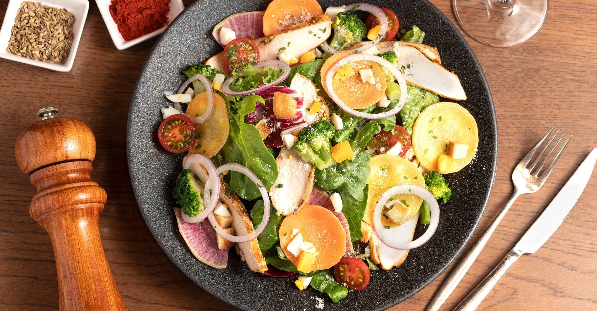 食卓を華やかに「チキンケバブと10種類の野菜のミモザサラダ