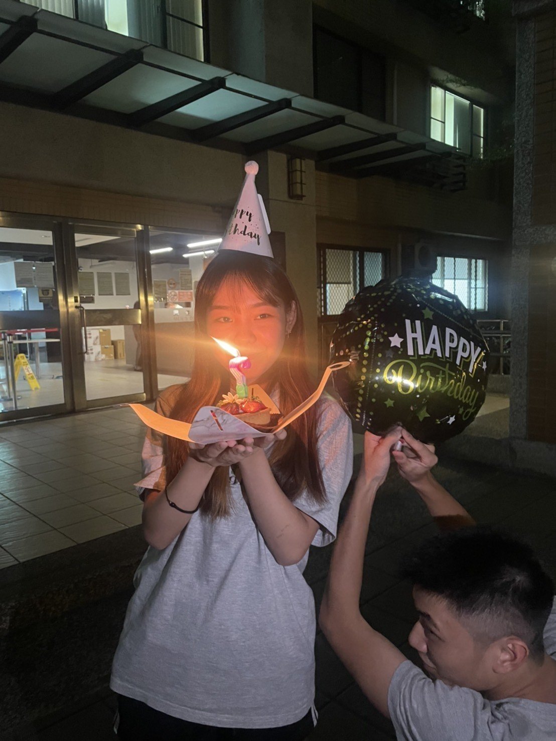 今日は台湾 で大学に通う娘の誕生日 19歳になりました でも中間テストで深夜まで寮のロビーで勉強 昨夜0 00に友人達がサプライズで祝ってくれたそう 台湾では のキャンドルが主流とか 文化の違 長塚かおり マルチリンガル教育 マレーシア留学移住 Note 今日は台湾 で大学に通う娘の誕生日 19歳になりました でも中間テストで深夜まで寮のロビーで勉強 昨夜0 00に友人達がサプライズで祝ってくれたそう 台湾では のキャンドルが主流とか 文化の違 長塚かおり マルチリンガル教育 マレーシア留学移住 Note