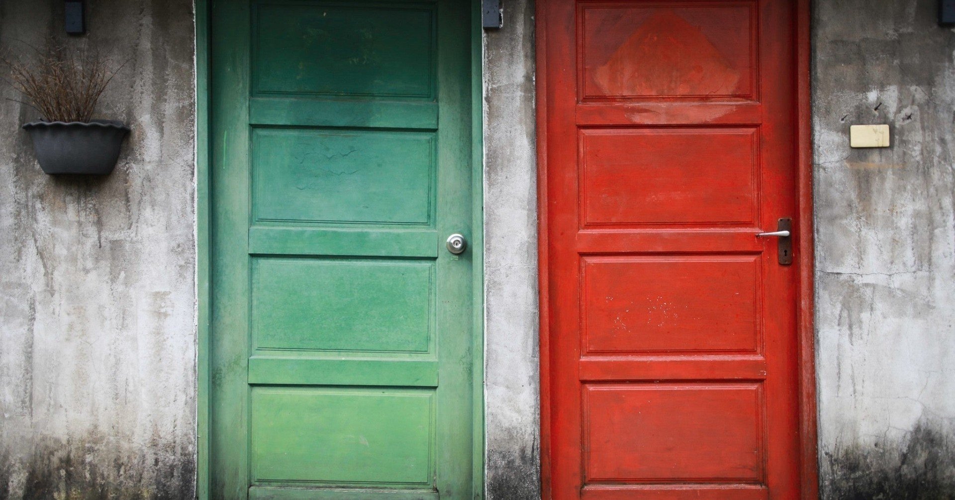 赤い扉と緑の狸 旅するふるほん屋 ぼちぼち堂 Note