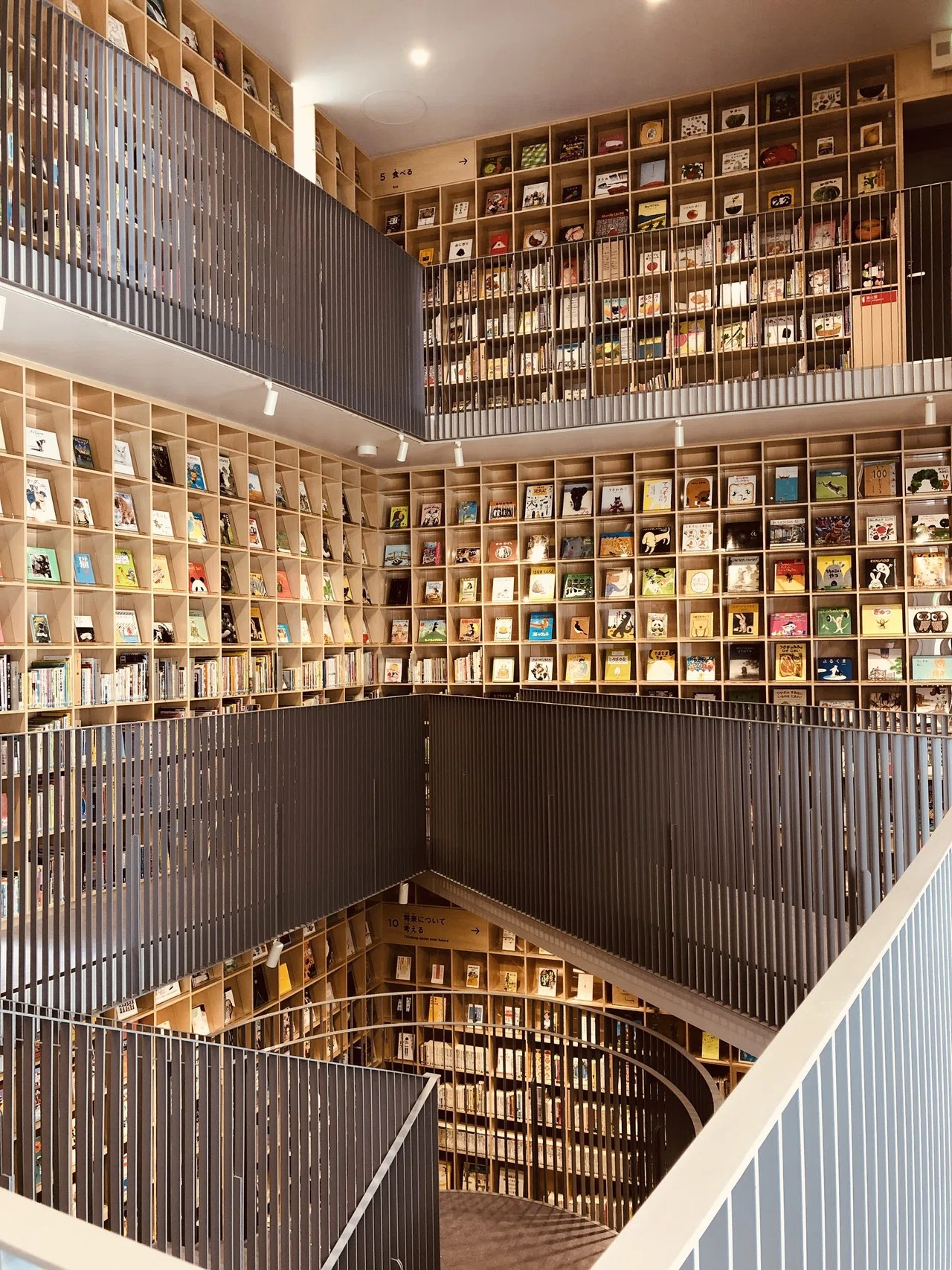 安藤忠雄さん寄贈の図書館「こども本の森 中之島」に行ってきた
