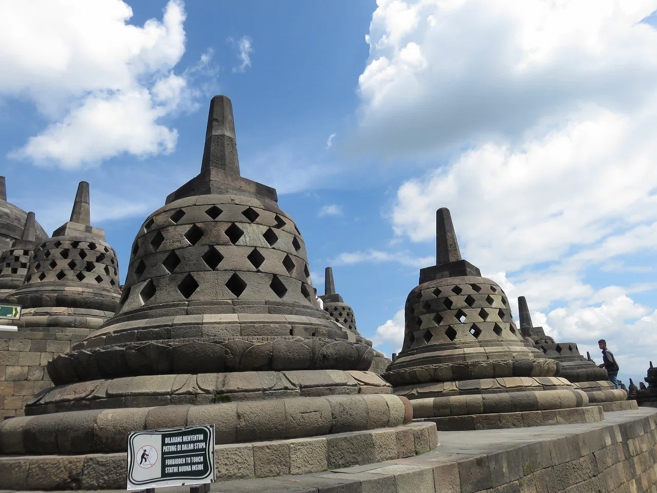 世界最大の仏教寺院であるボロブドゥール遺跡の謎｜kenhappy