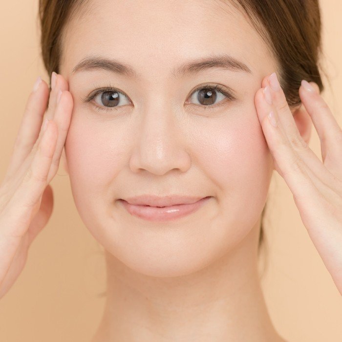 目の下にくまができる原因は 今すぐできる お手軽セルフケア Royal 公式 Note