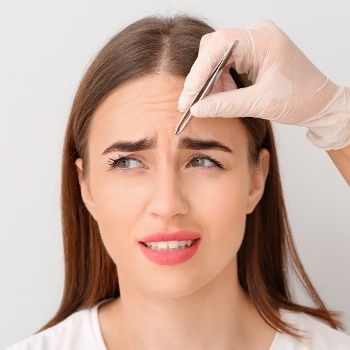 一本でもあると気になる 眉間の毛を処理するベストな方法は Royal 公式 Note