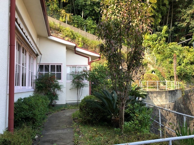 レトロ感あふれる木造聖堂 吹き板の窓ガラスに ささやかなルルドの庭 カトリック熱海教会 Vol 02 かもめ文案舎 Note