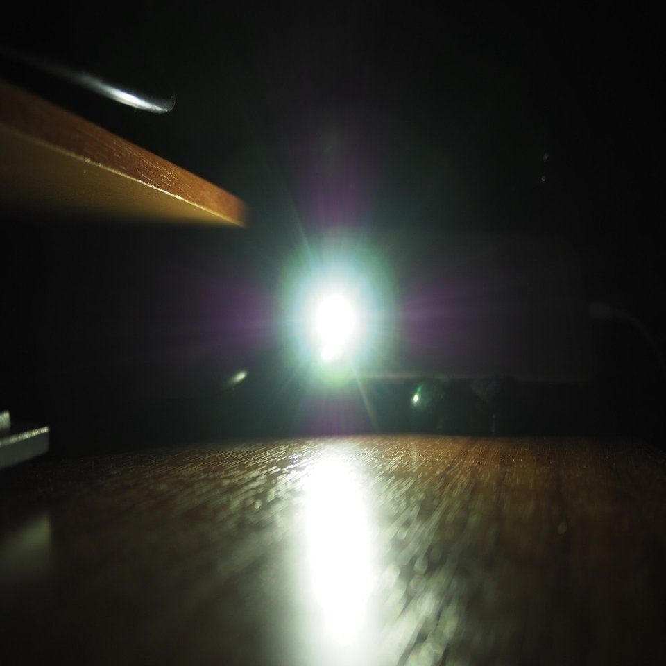 目を細めると光が縦に伸びるのはなぜ Mo Jojo Note