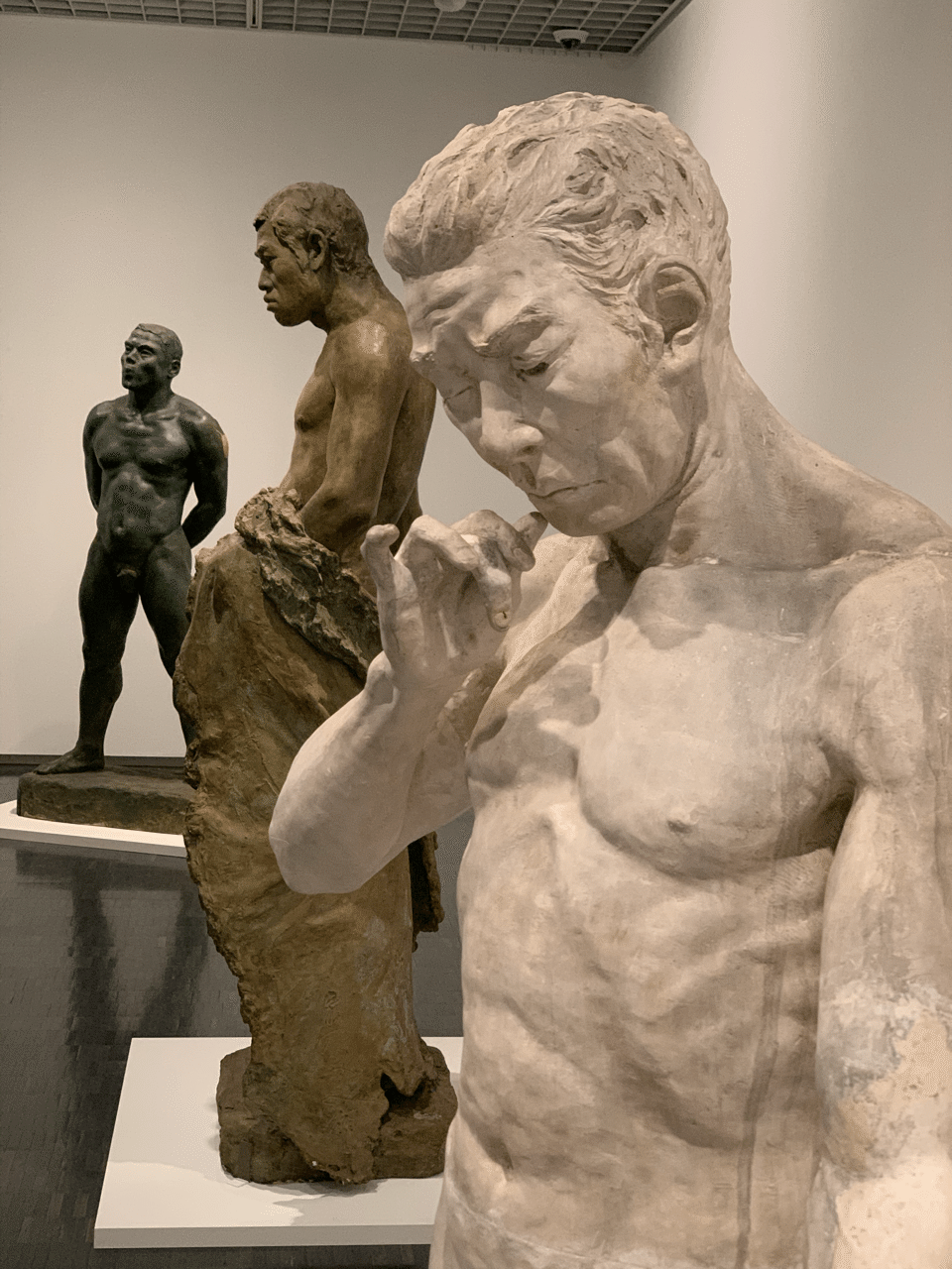 モダンアート 男性彫刻 球体の上に座る 彫刻像に座っている屋外公園ガーデンブロンズ中空男性| Alibaba.com