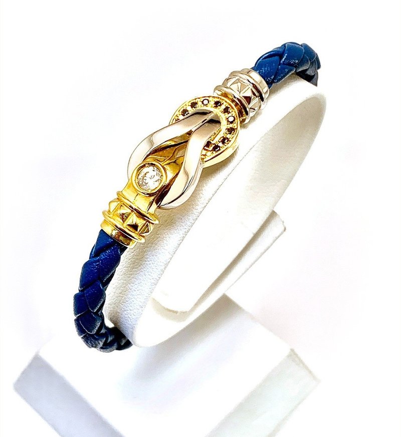 クールで堅実な大人の男性のブレスレット インフィニティ シルバー レザーブレスレット ブルー 公式 ジュエルラウンジ 大人のカジュアルジュエリー Note