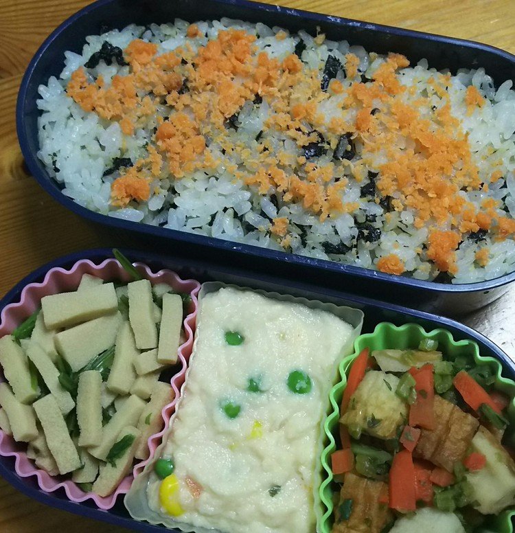 鮭フレークと味付海苔のご飯。／
ちくわと大根の茎とニンジンのショウガ醤油。／
おからとミックスベジタブルのチーズ味。／
高野豆腐と壬生菜のスープ煮。

昨日のお昼ご飯は職場でみんなで雑炊をいただきましたのでお弁当はなしです。