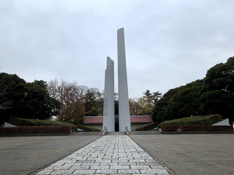 (3)三ツ沢公園の横浜市戦没者慰霊塔（2020年11月撮影）