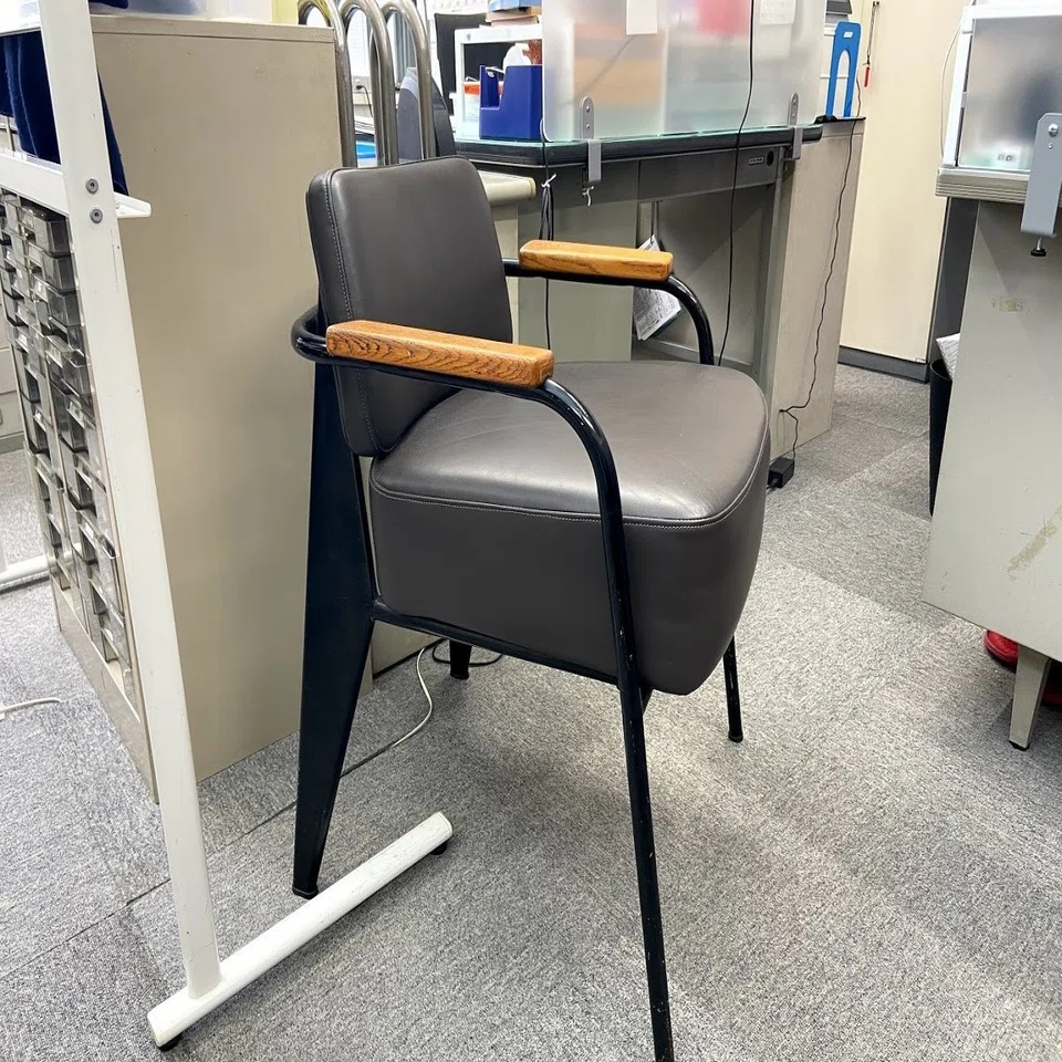 こんなところに名作家具。～ジャン・プルーヴェ、ヴィンテージの 