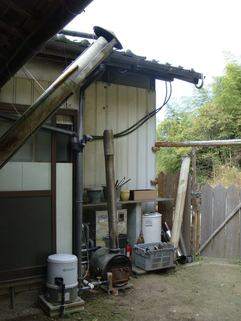 風呂焚き場に屋根を作る かな Note