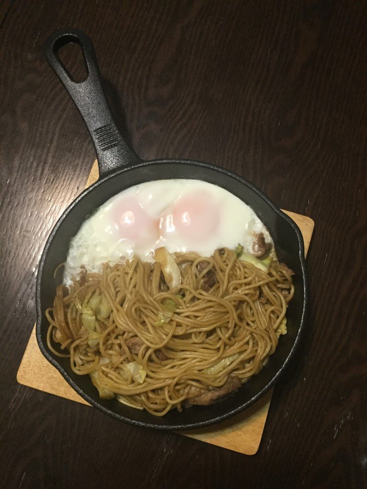 焼きそば。目玉が2つだから、視野も広かろう。…目玉焼きって、意外に難しい。