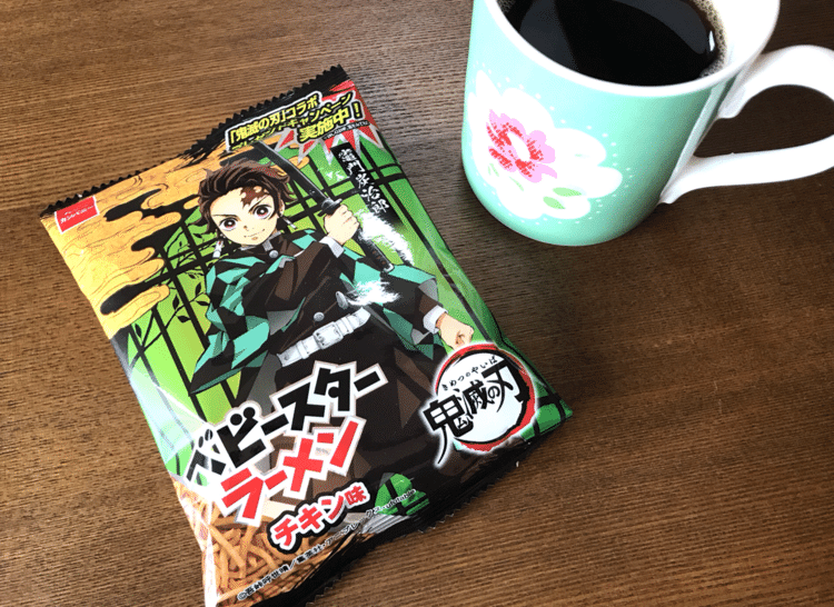 山の男達は皆、血の気が引く思いで聞いていました。しかし間もなくこの山にも鬼達がやって来ます。男達は全員一致で5人の鬼と戦う覚悟を決めました。「絶対に鬼どもをA村に行かせる訳にはいかない！」「俺達が命懸けで鬼どもを食い止めよう！」「急いでA村にも知らせなければ！」… 数人の男達は怪我を負った女を背負い、A村の村長の元へと直ちに向かいました。残る屈強な男達は、斧やナタを研ぎ、鬼達を迎え撃つ準備に取り掛かりました。
それからしばらくして…山中に奇妙な出で立ちの5人の男の姿が現れたのです。…
#鬼殺隊
#鬼滅の刃