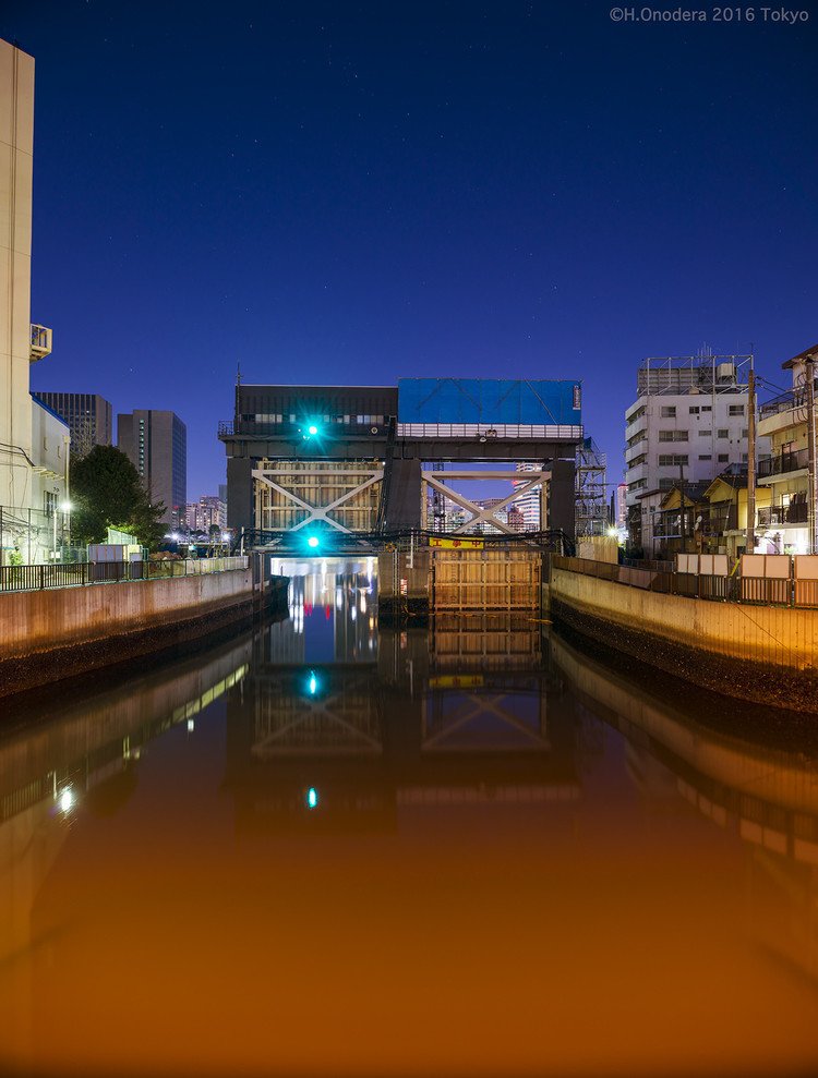 大島川西支川のつきあたりを右に曲がると見える水門。工事中なのは311以降の東京水辺で行われている耐震強化。その向こうは隅田川。どちら様もよい年をお迎えください。
