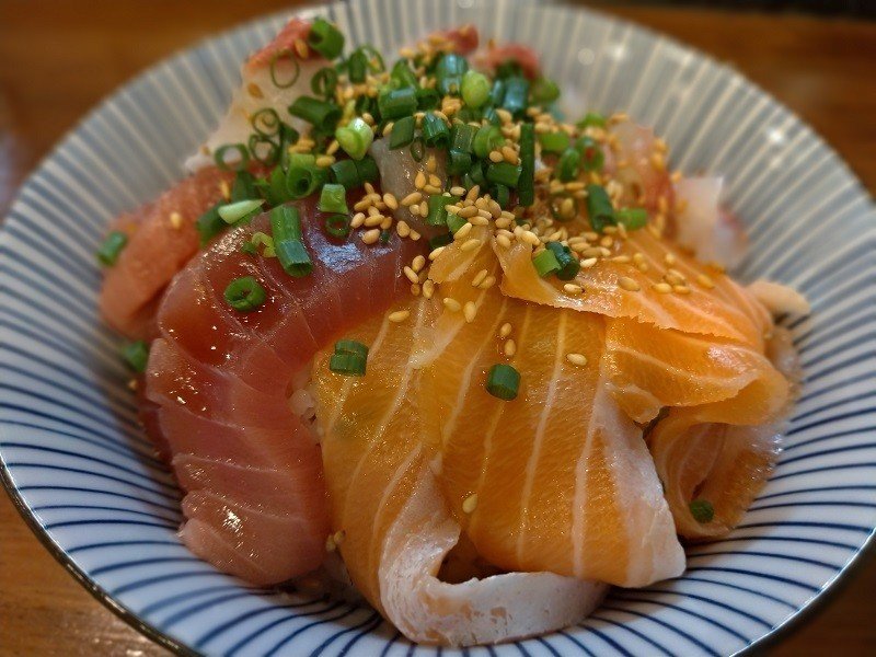 千林大宮にある 旨い魚と栄養満点味噌汁の店 でお昼ご飯 ワンコイン500円の海鮮丼を食べてきました 粕汁付き 海鮮丼はまぐろ サーモン ぶりが載っていて コストパフォーマンスが高いランチでした H まるぞう Note