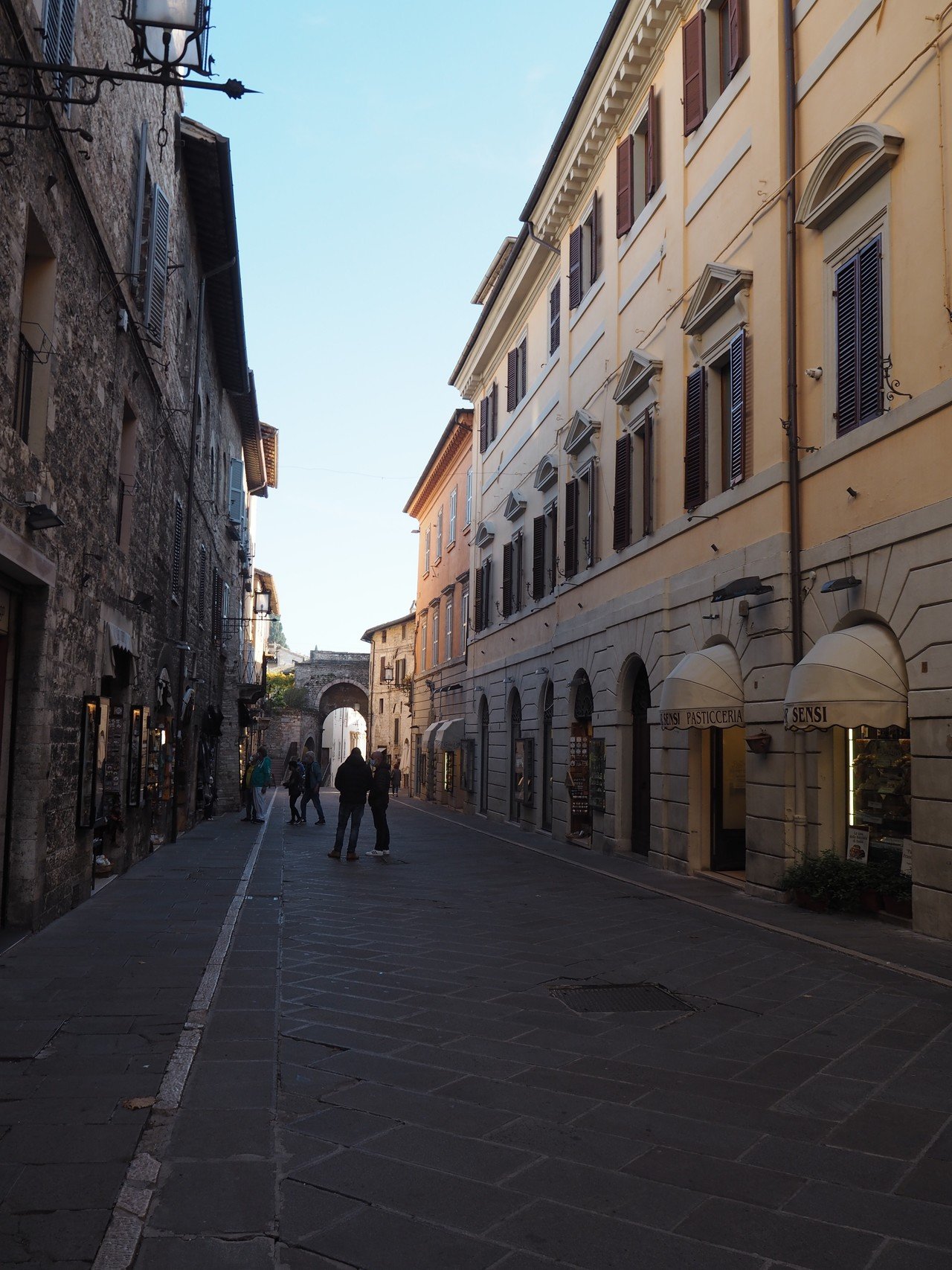サンタ キアラ聖堂 Basilica Di Santa Chiara アッシジの聖女が眠る美しい聖堂 Nao Masunaga Note