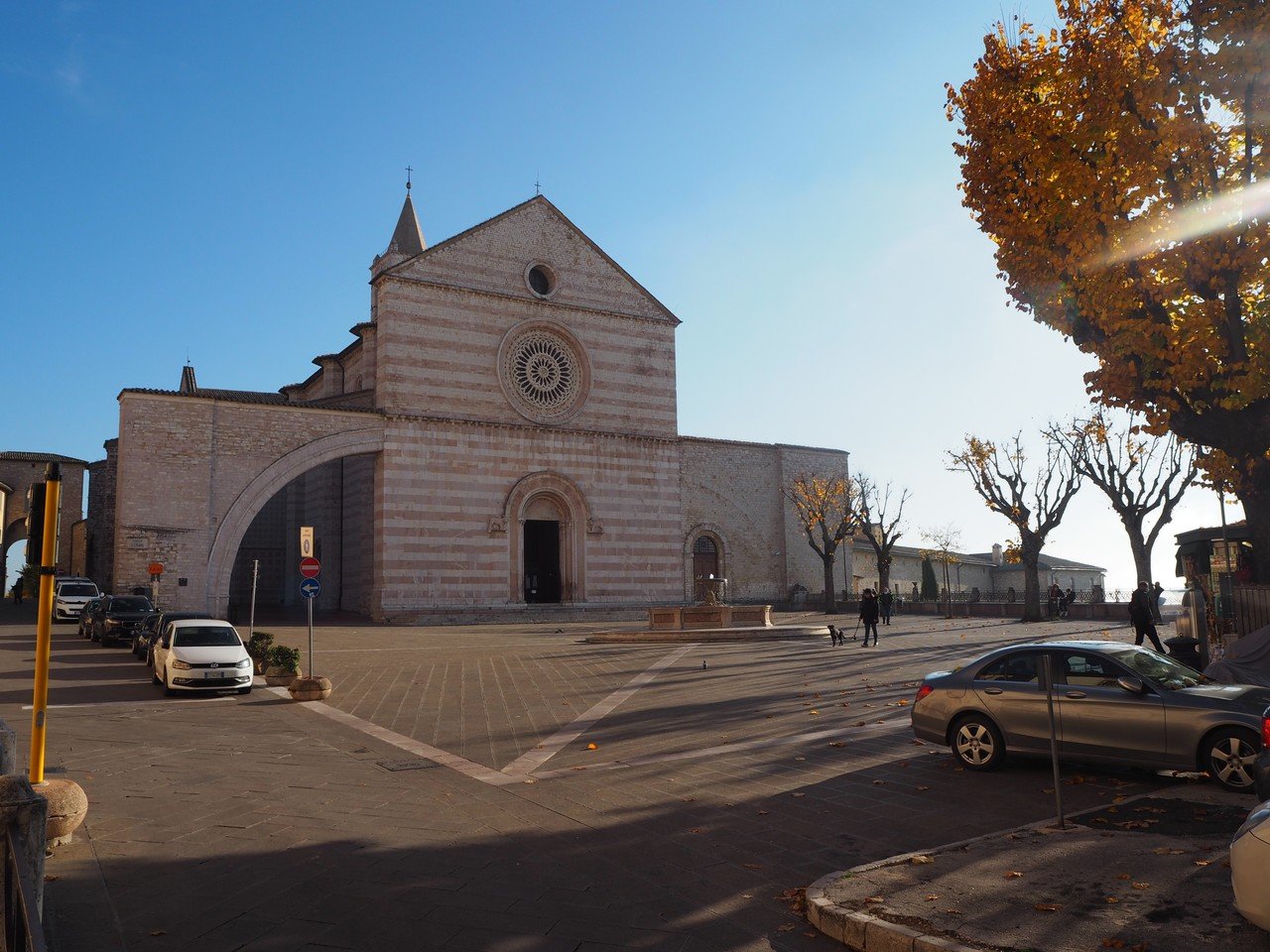 サンタ キアラ聖堂 Basilica Di Santa Chiara アッシジの聖女が眠る美しい聖堂 Nao Masunaga Note