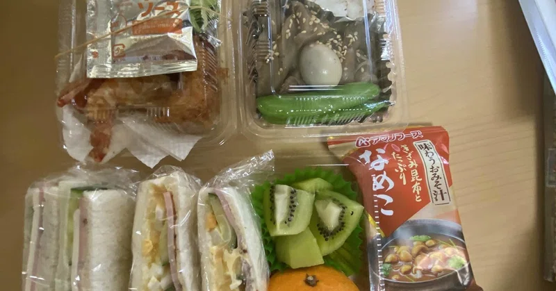 今日のお母さん食堂のお弁当 お昼のランチと夜食の2食をお願いされました 同じメニューではさみしい ので 一つはサンドイッチにしました サンドイッチはハム 卵とマヨネーズ和え それとチーズハムにしました 病気の子ども支援ネット Note