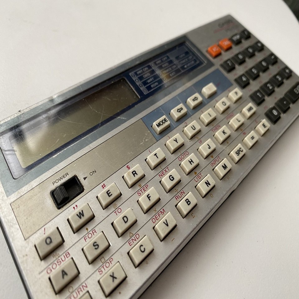 初めてのコンピュータ。カシオPB-100｜horiken