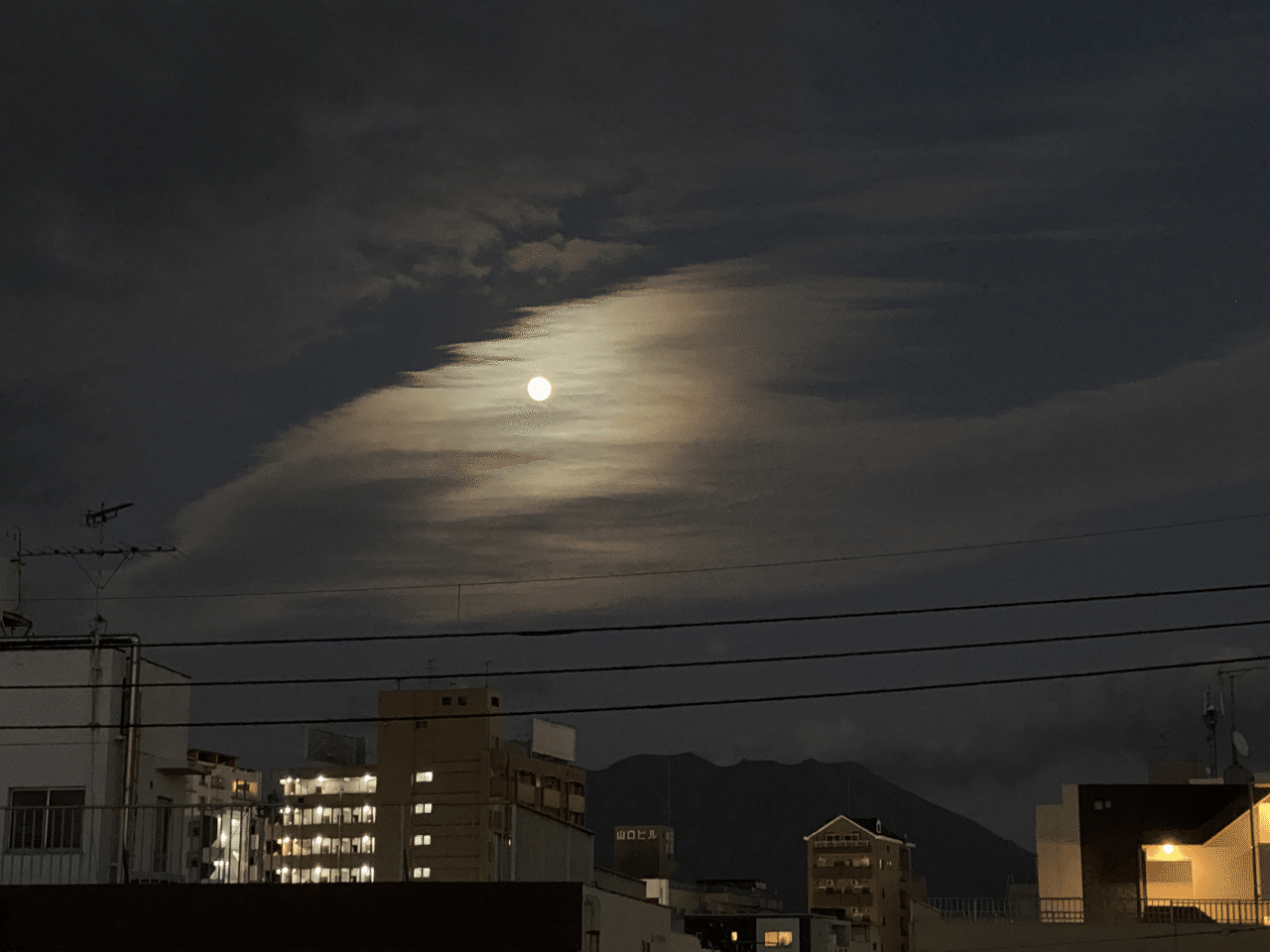 桜島 小望月と桜島 と と 小望月 桜島 雲 いとをかし 今夜の月は 小望月 こもちづき 満月 望月 の前夜からきているそうです 別名 畿望 きぼう 畿は 近い の意味だそうです いちにさん 鹿児島の朝活めざましグラレコ道場