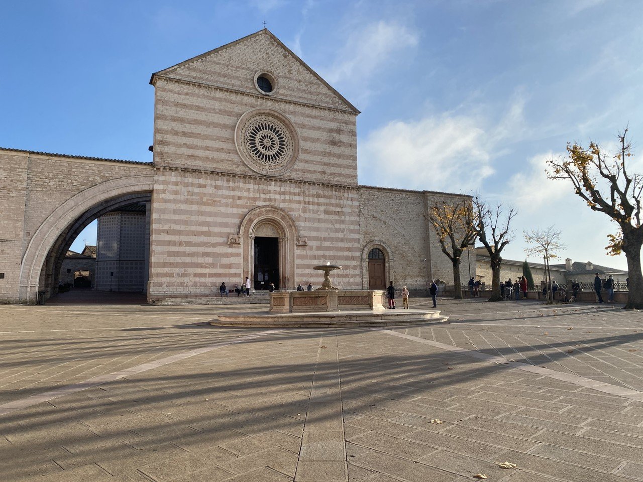 サンタ キアラ聖堂 Basilica Di Santa Chiara アッシジの聖女が眠る美しい聖堂 Nao Masunaga Note