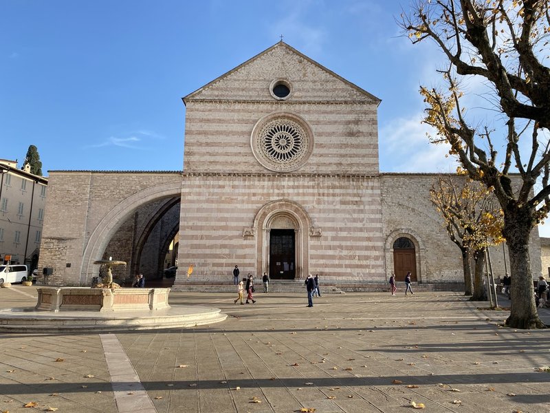 サンタ キアラ聖堂 Basilica Di Santa Chiara アッシジの聖女が眠る美しい聖堂 Nao Masunaga Note