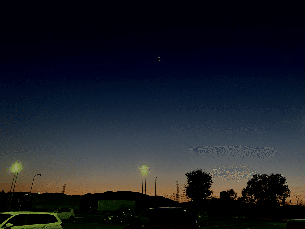 頬よせてよるはこわくないと言う君 ねるのがこわいとつぶやく熱さよ 短歌 詩 夜 まきがみ くらら Kurara Makigami Note