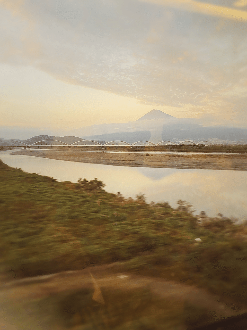 大阪に弾き語りに行った時の新幹線車窓からの富士山 来年は何回この景色 が見られるのだろう ツアーやりたいね 大槻ケンヂ オーケン Notemagazine Note
