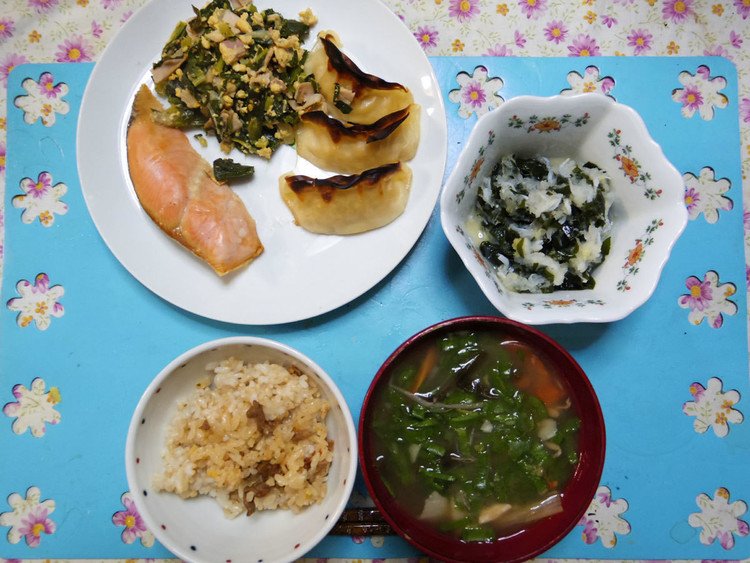 今夜は大根葉炒り卵、餃子、焼き鮭、シラスワカメ柚子大根おろし、ネギとかの汁、ご飯です。
