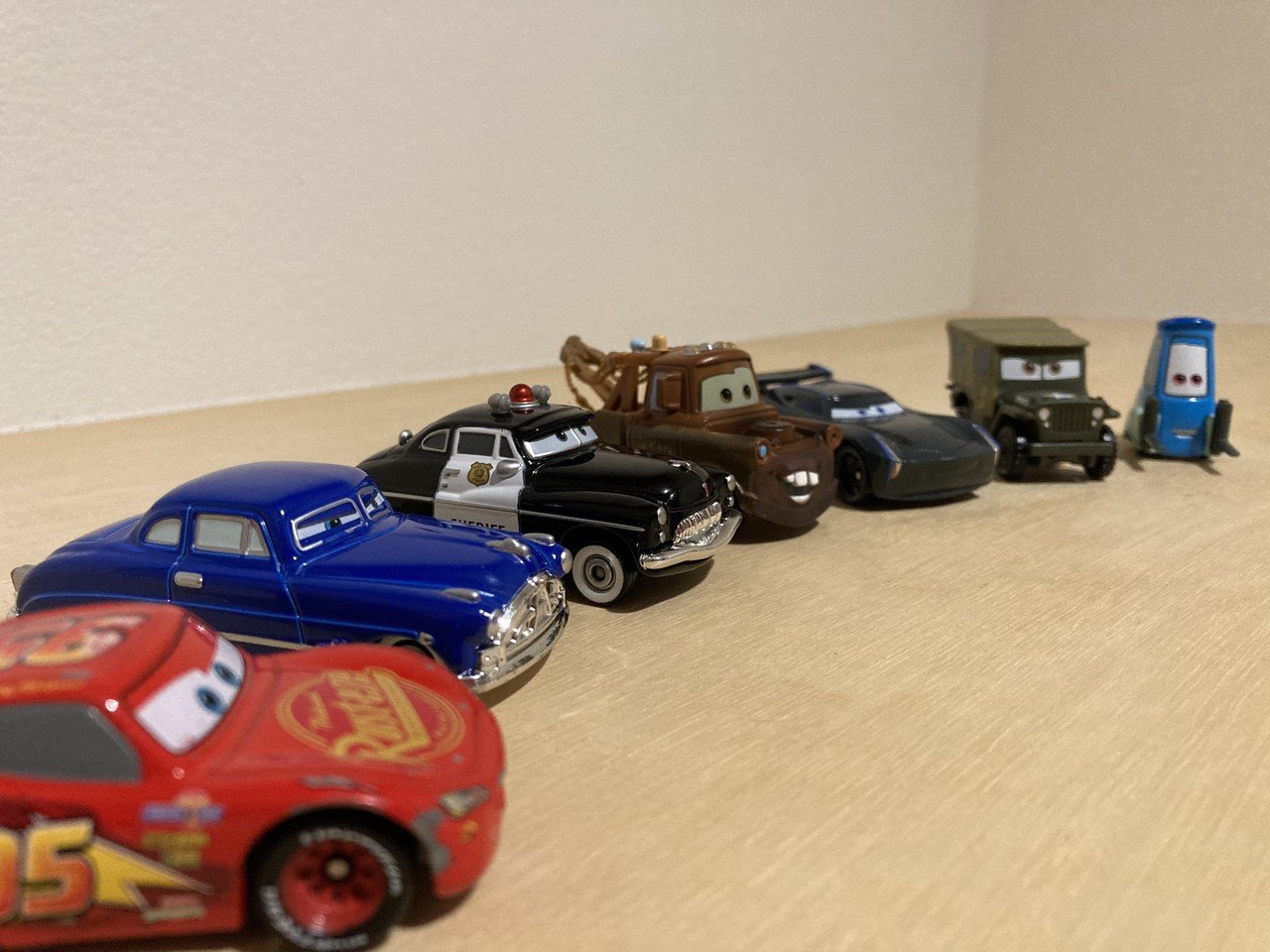 普通のトミカを簡単にカーズトミカみたく可愛くする方法 ショークロ 農業 エンタメの人 Note