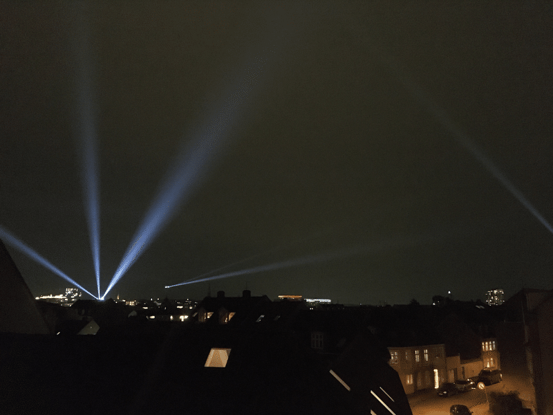 オーフスの夜空を飾るサーチライト ひぐち デンマークで仕事中 Note