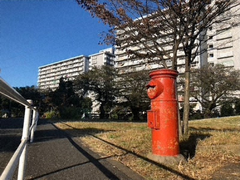 12 05 土 22 00 丸型郵便ポスト 片桐仁 昭和のアイコンが今なお愛される理由 新美の巨人たち テレ東電鉄 テレビ東京公式 Note