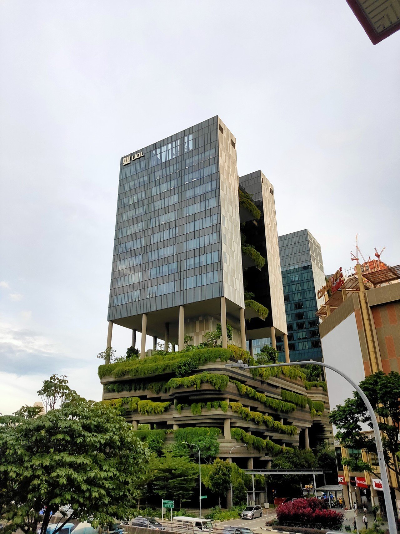 UOLはタイクーンが創設者の不動産開発/賃貸業者。G会社にUOB。コロナ 