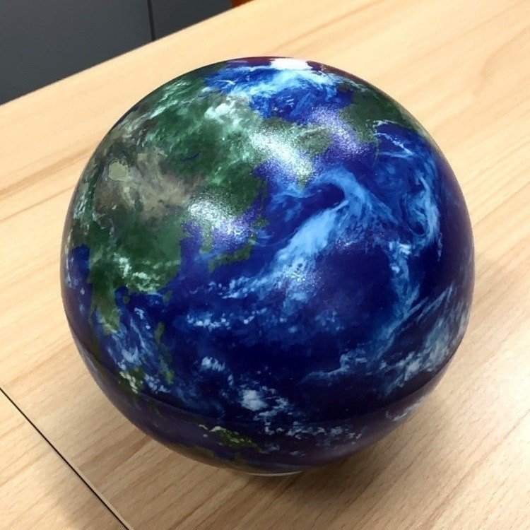 巨大な「ほぼ日のアースボール」が正則学園の玄関に出現！期間限定公開