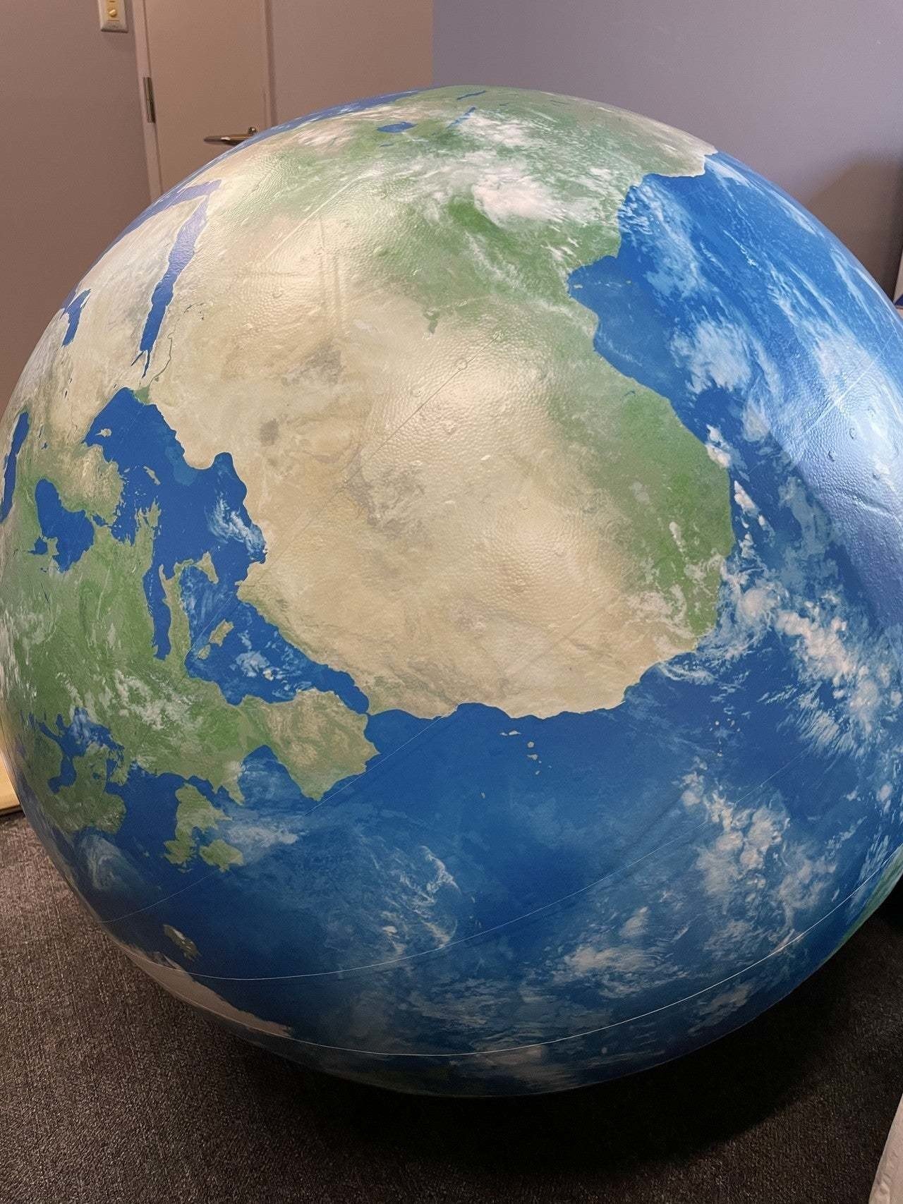 巨大な「ほぼ日のアースボール」が正則学園の玄関に出現！期間限定公開