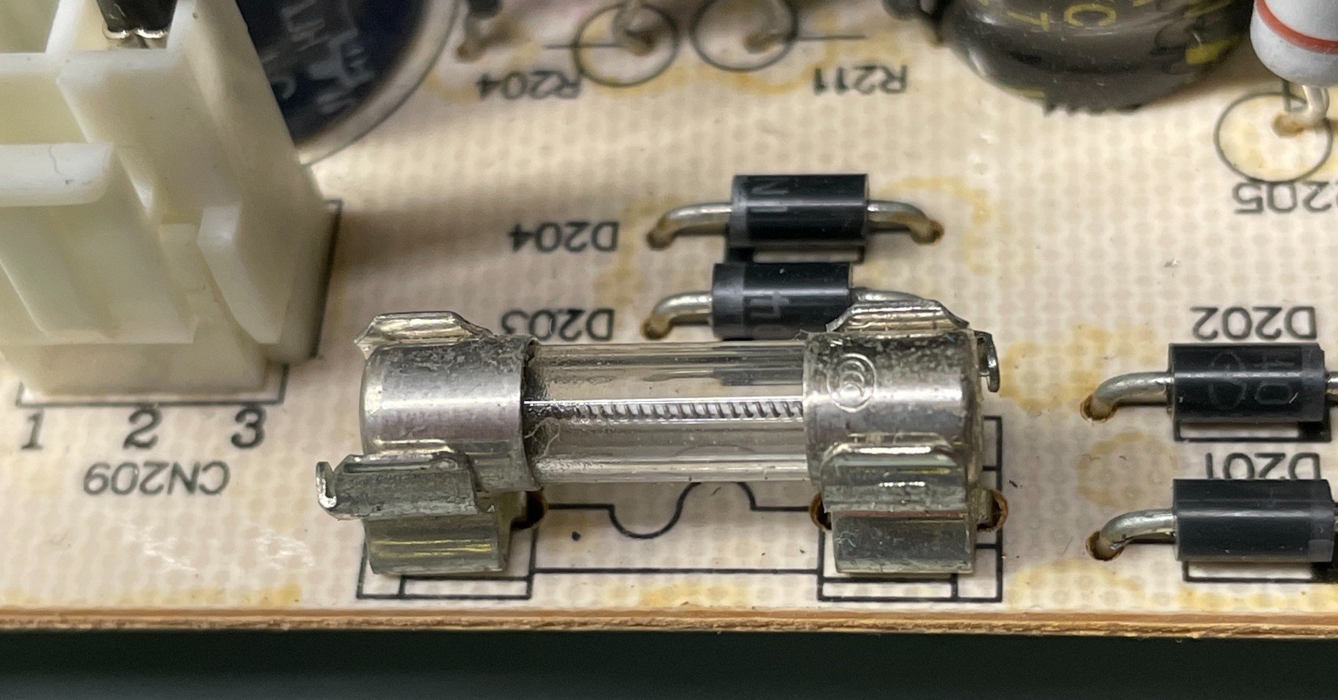 ヒューズが飛んでますがなおして使う方が入れば幸いです ヒューズが飛んでますがなおして使う方が入れば幸いです Car DIY