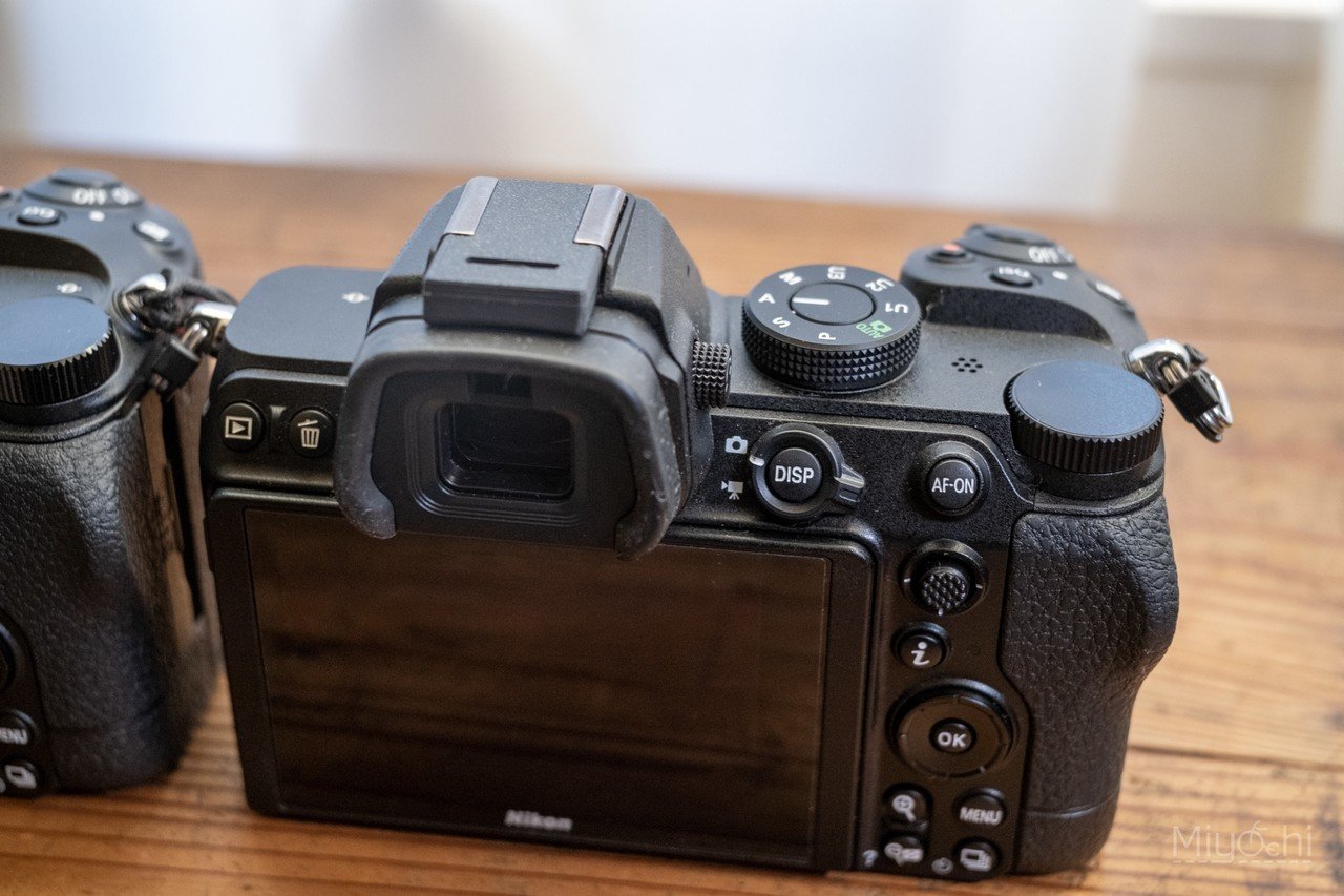 状態良 Nikon Z5 ボディ バッテリー3個 Z5縦型バッテリーグリップ (Nikon on z 5カメラ用) MB-N10