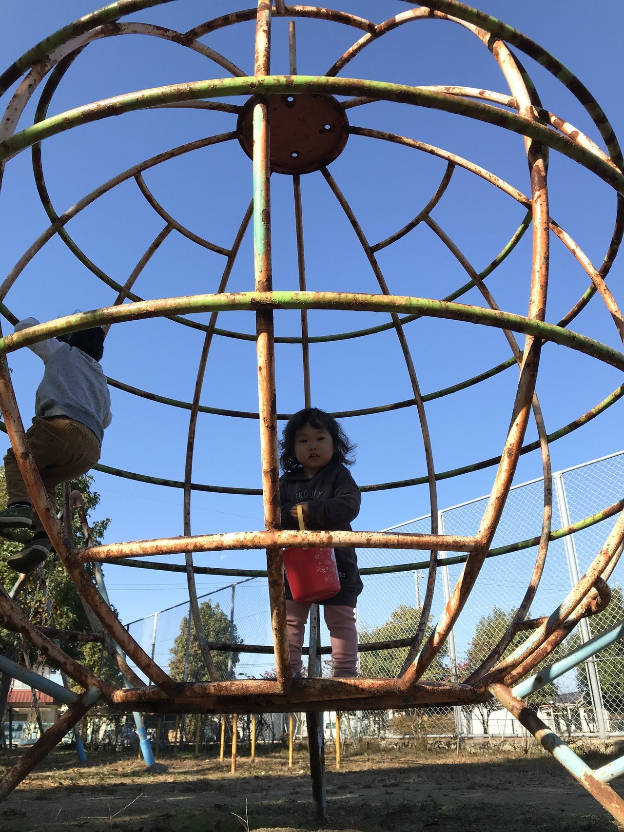 公園の遊具ってのも 昔と変わってきてて ブランコ すべり台 シーソー 全て安全面に考慮された進化を遂げている このまん丸ジャングルジム 昔は回ってたんだよ 昔は ここが世界の中心だ みたいな感覚で遊べ だいすけ Note