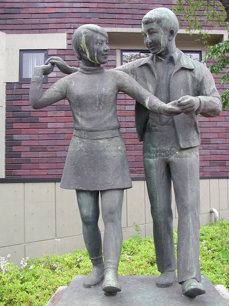 青少年センター前の銅像JPG