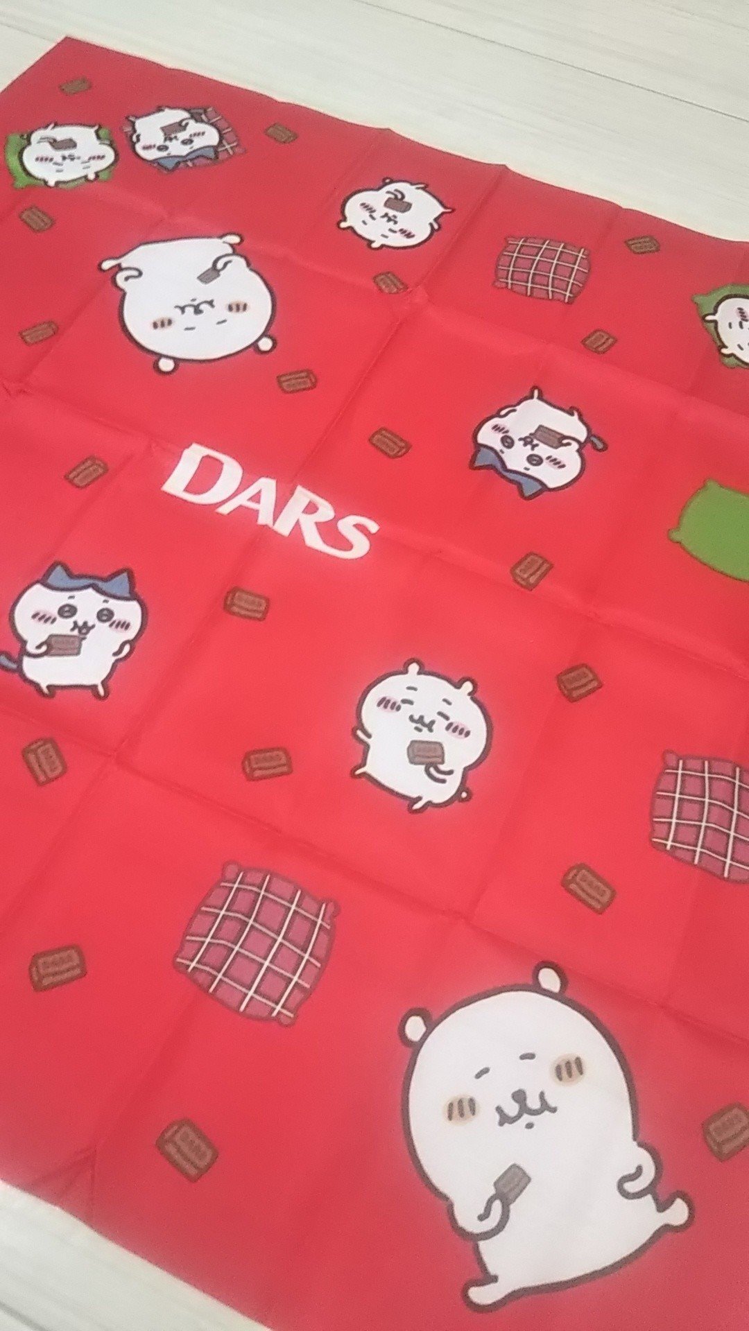 最近ダントツで好きなキャラクター ちいかわ セブンイレブンでｄａｒｓを買うと 先着で特製の風呂敷がもらえると知った同居人が ゲットしてくれました かわっ かわええ この風呂敷の世界には平和しか 猫と山 Note