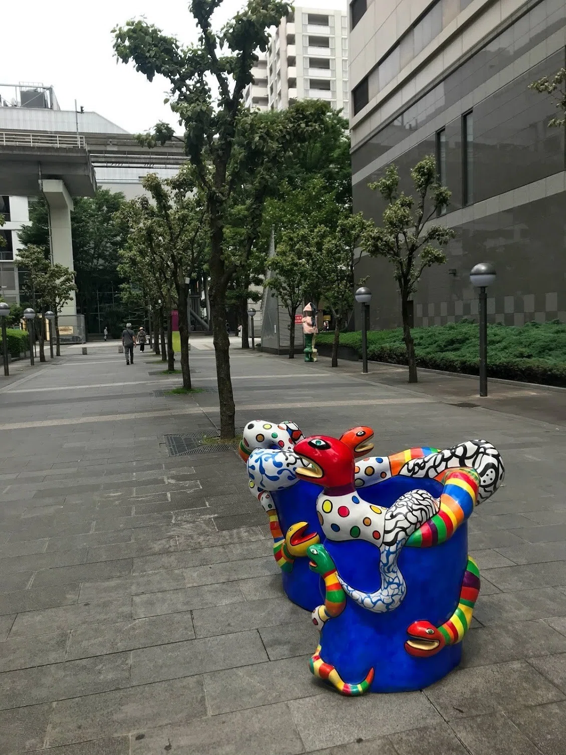 パブリックアートの聖地・ファーレ立川｜透明ランナー