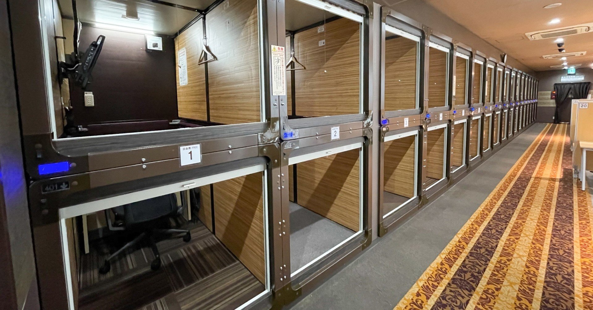 カプセルホテルがコワーキングスペースに大変身 既存施設のリノベには 快適テレワークを実現する工夫が詰まっていた Workplace Magazine カプセルホテルがコワーキングスペースに大変身 既存施設のリノベには 快適テレワークを実現する工夫が詰まっていた Workplace Magazine