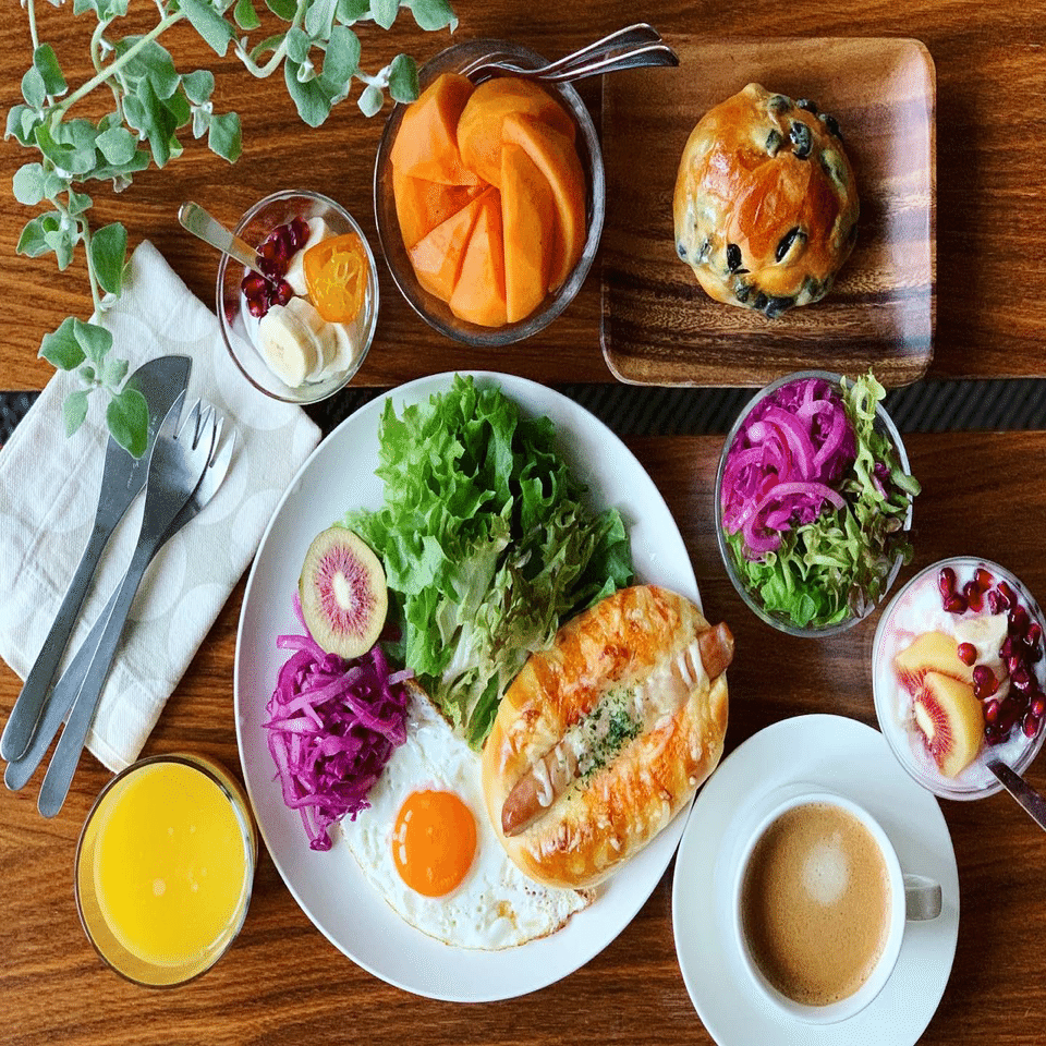 カラフル食材を並べた朝ごはん 赤と紫とオレンジ色｜みずのさちこ