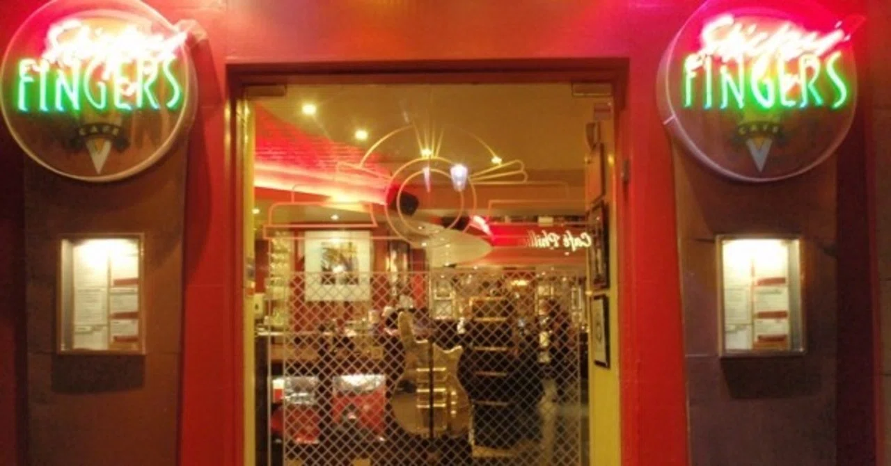 既に閉店したSticky Fingers Cafe のグッズセット Sticky Fingers Cafe 2009 (London,UK)｜海に舞う